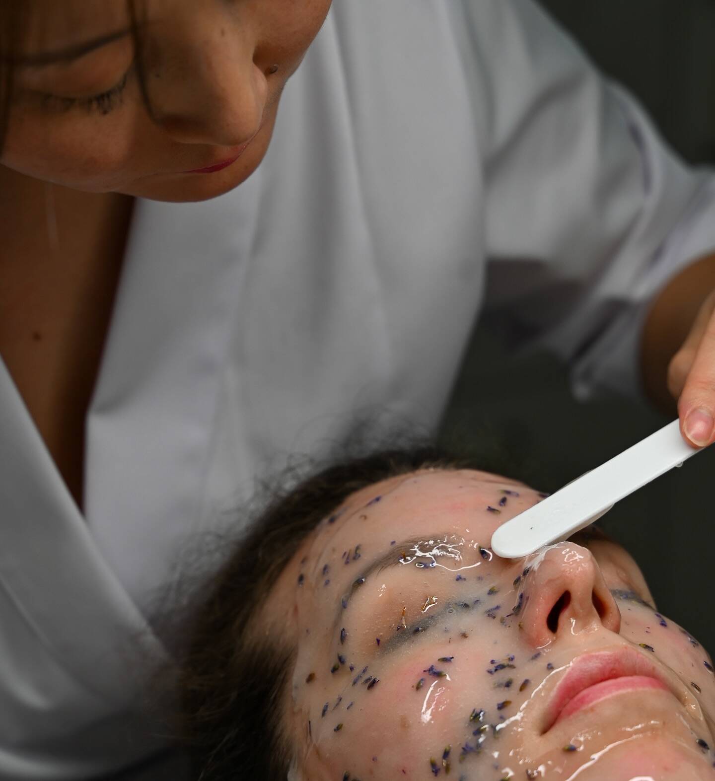 Eine kühlende Jellymaske? ✨
Stell dir vor, wie sich die kühlende Jellymask auf deine Haut legt – weich, frisch, fast wie ein sanfter Wasserfilm. Du spürst sofort, wie deine Haut aufatmet und sich entspannt. Dieses angenehme Kältegefühl kriecht ganz langsam über dein Gesicht, beruhigt jede gestresste Stelle und hinterlässt nichts als pure Frische. Als würde deine Haut einen kleinen Kurzurlaub bekommen.
#jellymask #jellymaske #wien #jellymaskewien #individual #individualbeauty #beauty #beautywien