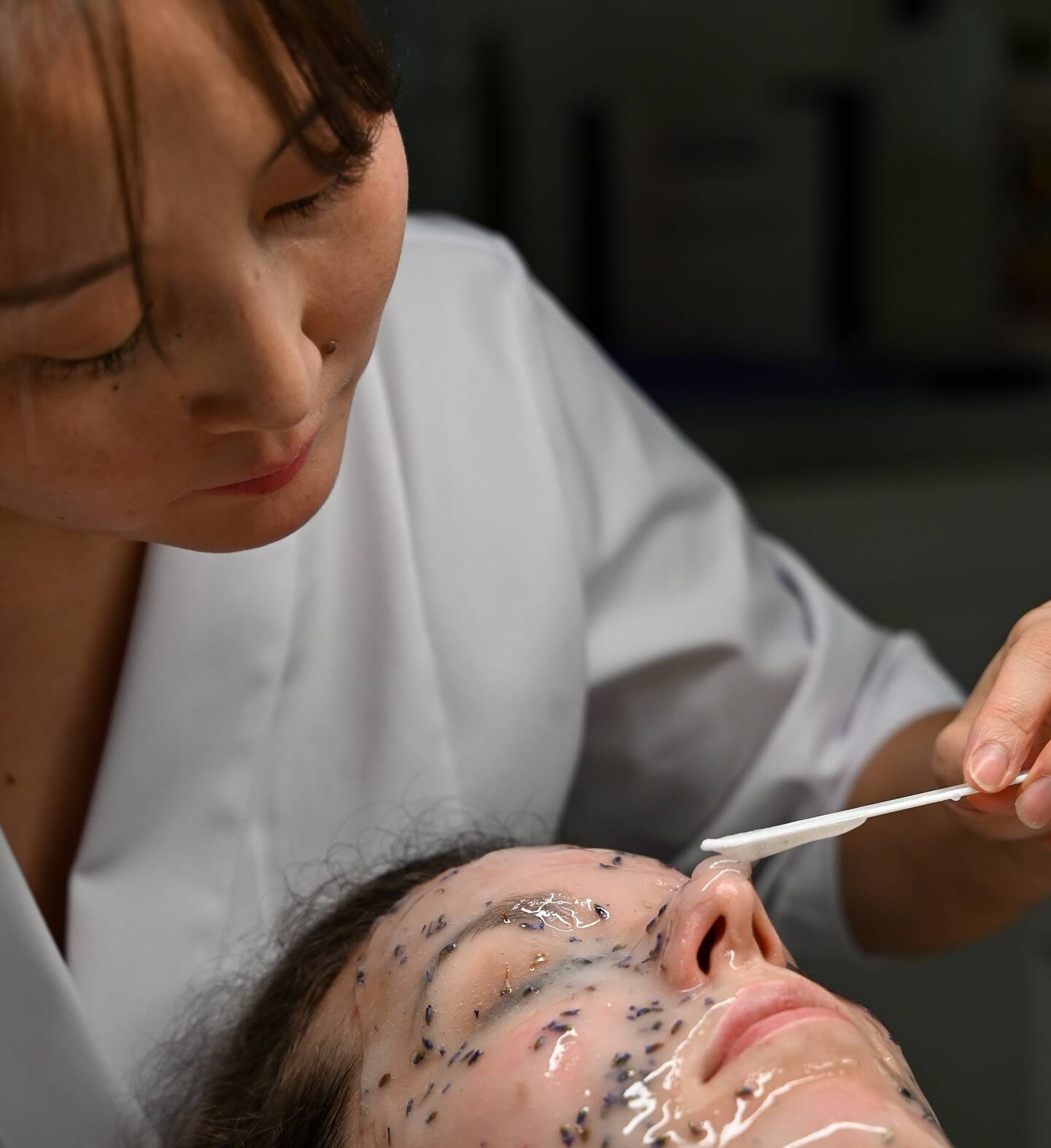 Eine kühlende Jellymaske? ✨
Stell dir vor, wie sich die kühlende Jellymask auf deine Haut legt – weich, frisch, fast wie ein sanfter Wasserfilm. Du spürst sofort, wie deine Haut aufatmet und sich entspannt. Dieses angenehme Kältegefühl kriecht ganz langsam über dein Gesicht, beruhigt jede gestresste Stelle und hinterlässt nichts als pure Frische. Als würde deine Haut einen kleinen Kurzurlaub bekommen.
#jellymask #jellymaske #wien #jellymaskewien #individual #individualbeauty #beauty #beautywien