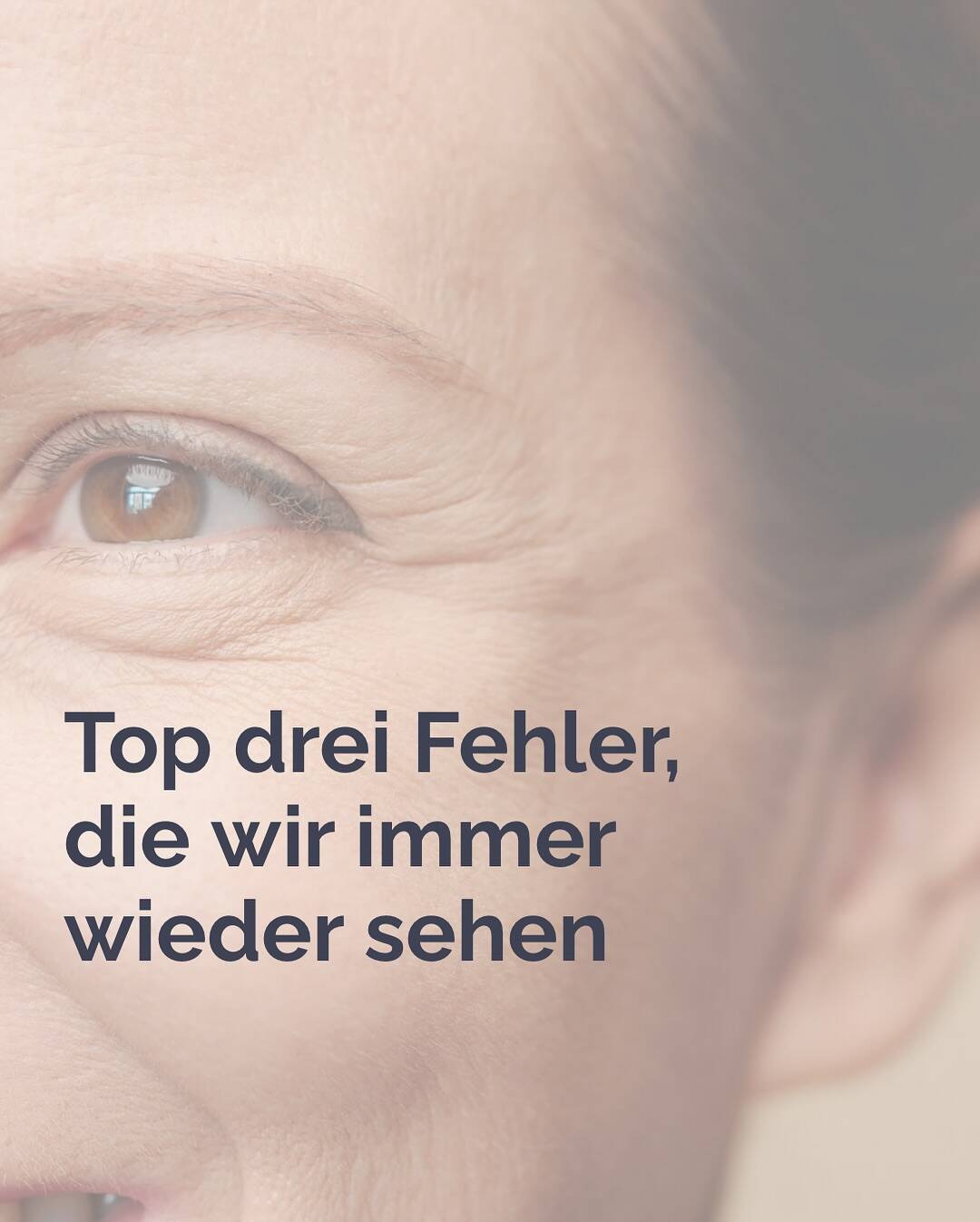 Kosmetikbehandlungen – und trotzdem keine Verbesserung?
Viele Kundinnen und Kunden investieren viel Geld und Zeit in ihre Haut — und machen dann selbst alles wieder zunichte.
Hier sind die drei größten Fehler, die wir immer wieder sehen:
1. Kaffee auf leeren Magen.
Das entzieht deinem Körper Wasser, fördert Falten und hemmt sogar die Kollagenbildung.
Tipp: erst ein großes Glas Wasser trinken, dann den Kaffee genießen.
2. Sonne ohne Schutz.
UV-Strahlen sind immer da — selbst hinter Wolken, Fenstern, das ganze Jahr. Ohne Sonnenschutz altert deine Haut schneller und bekommt Pigmentflecken.
3. Falsch dosierte Drogerie-Produkte.
Oft zu stark, oft zu schwach — und meist nicht das, was deine Haut wirklich braucht. Viele investieren in Behandlungen, aber nicht in die richtige Heimpflege.
Wir wollen dir nichts „andrehen“ — sondern helfen, die Ergebnisse langfristig zu erhalten.
Wenn du schon Zeit und Geld in deine Haut investierst: mach’s richtig. Pflege deine Haut. Schütze sie. Und arbeite mit ihr – nicht gegen sie.
#hautalterung #antiaging #hautgesundheit #gesundehaut #antiagingtipps #hautpflegewissen #glowingskin #hautliebe #antiaging #beautyvienna #skincare #vienna #individualbeautywien