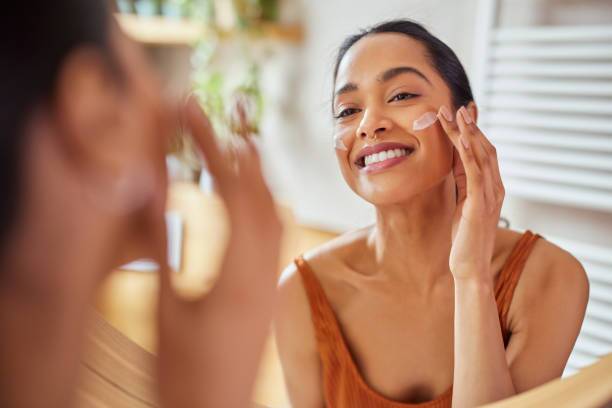 Hautpflege für empfindliche Haut: So vermeiden Sie Irritationen 3 applying lotion