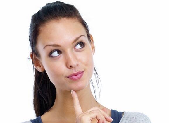 Botox oder Hyaluron? Welche Faltenbehandlung ist die richtige für Sie? 1 girl thinking